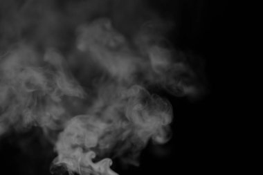 Beyaz Siyah bir arka plan üzerinde duman. Doku duman. Wh kulüpleri