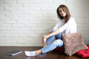 Güzel kız sanatçı iş başında