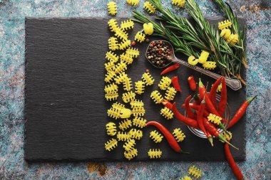 Taş zeminde pişmemiş makarna. Baharat ve baharatlarla