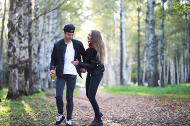 Gündelik kıyafetlerle yürüyen sevgi dolu bir çift.