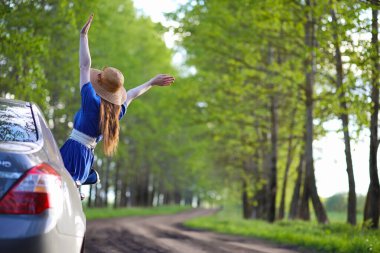 Akşam kırsalında kız