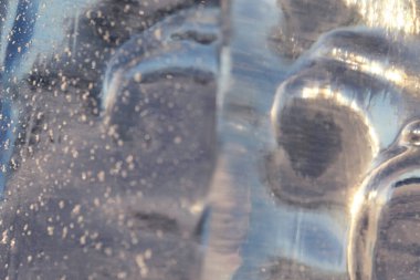 Kışın buz doku. Bir sokağa donmuş su parçaları 