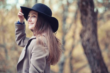 Sonbahar yağmurlu hava ve bir şemsiye ile genç bir adam