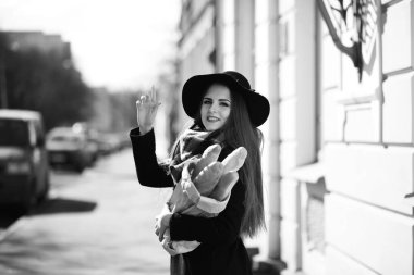 Bir genç kızın bir yolda siyah ve beyaz fotoğraf