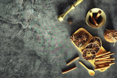 Yemek pişirmek için baharatlar. Tarçın ve anason. Baharatlar için Pestle.