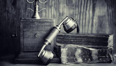 Eski telefon ve retro kitap masanın üzerinde. Geçmişte telefon 