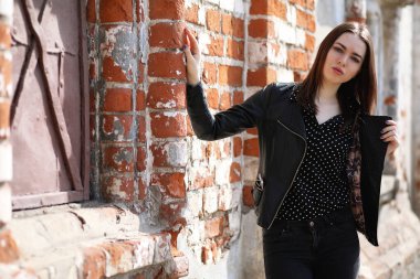 Bahar şehrin içinden bir yürüyüşte kız