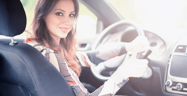 Meisje rijden een auto slechte emoties — Stockfoto