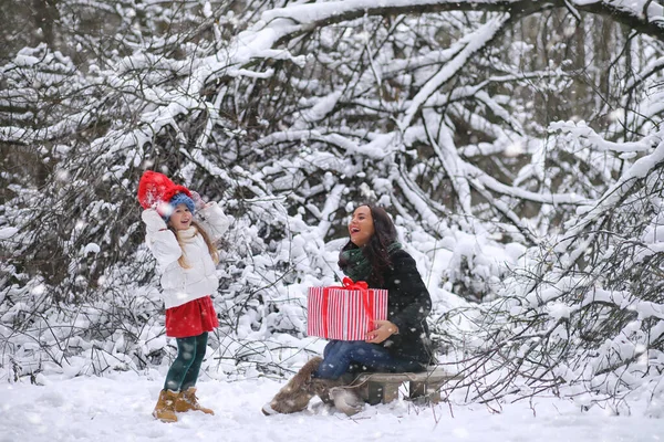 Bir kış masal, genç bir anne ve kızı bir kızak sürmek — Stok fotoğraf