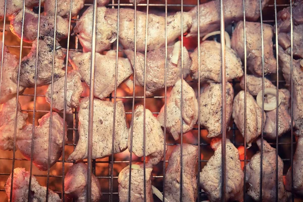 Fatias de carne picada em uma grelha para cozinhar churrasco em charco — Fotografia de Stock