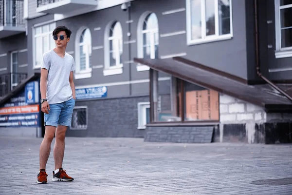 Asiático moda hombre al aire libre en la ciudad —  Fotos de Stock