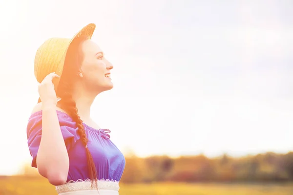 Όμορφη κοπέλα με φορέματα στην φύση. Ένα κορίτσι σε ένα καπέλο περπατάει — Φωτογραφία Αρχείου