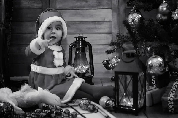 Ребенок, ждущий Санта Клауса — стоковое фото