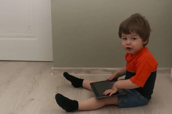 Молодой ребенок играет на полу в комнате — стоковое фото