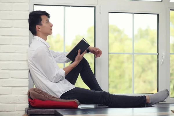 Asiático joven hombre estudiante — Foto de Stock