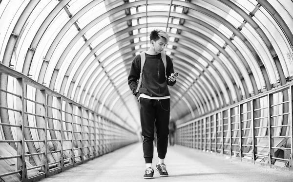 Un uomo in abbigliamento sportivo correre all'aperto foto monocromatica — Foto Stock