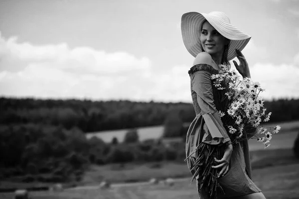 Linda chica en un sombrero blanco y negro —  Fotos de Stock