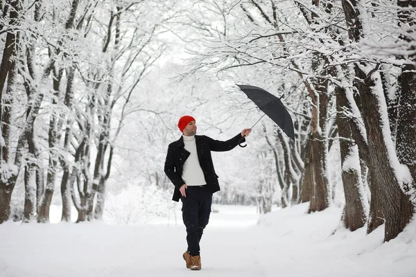 一个人在公园里散步。 在冬季雪地里的年轻人a — 图库照片