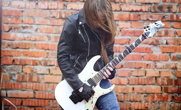 Schöne junge Rockerin mit E-Gitarre. eine Rockmusik — Stockfoto