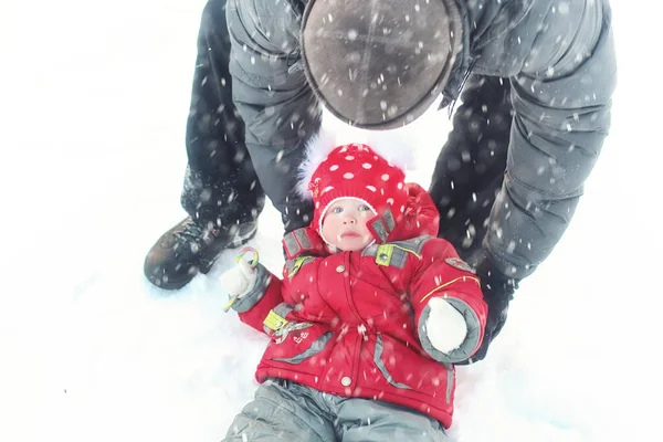 Padre Con Hija Parque Invierno Malvavisco Nieve — Foto de Stock