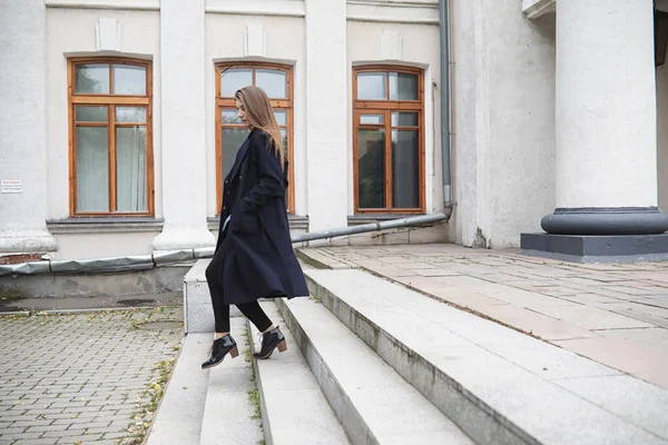 Belle fille dans un manteau dans les affaires du centre-ville — Photo