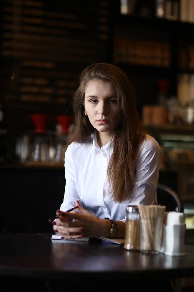 La ragazza nella colazione caffè — Foto Stock