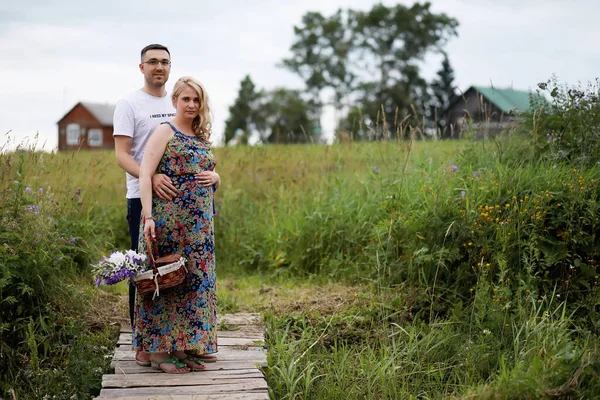 Menina grávida com barriga grande e jovem ao ar livre — Fotografia de Stock