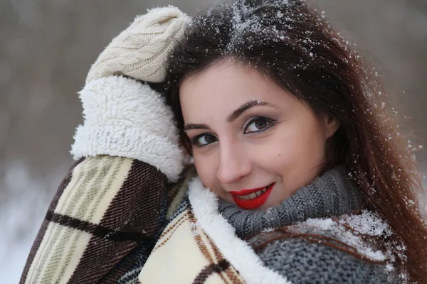 Belle fille dans un beau parc d'hiver — Photo