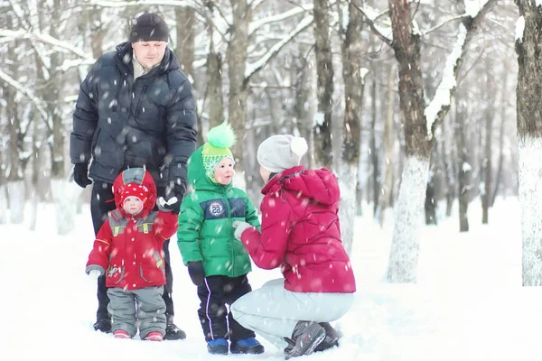 Famiglia Con Bambini Nel Parco Inverno Neve Piovana — Foto Stock