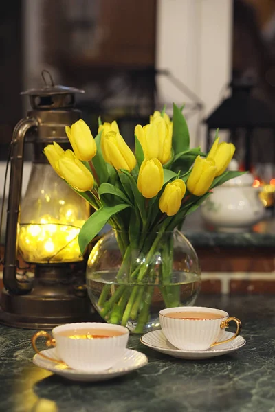 A bouquet of yellow tulips in a vase in the interior of a retro — Stock Photo, Image