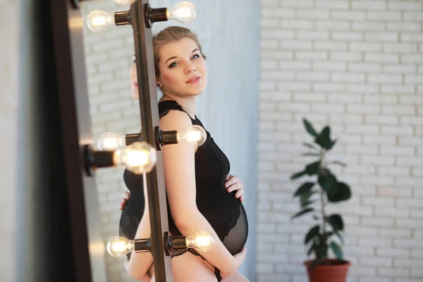 Gravid ung och vacker flicka i ett hem — Stockfoto