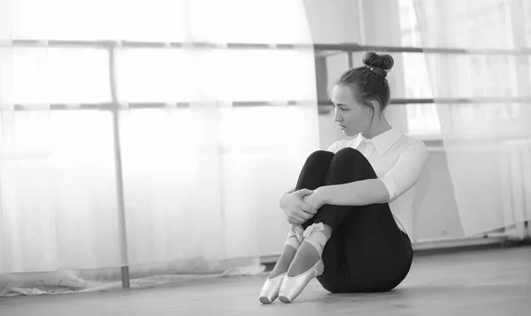 Young ballet dancer on a warm-up. The ballerina is preparing to — Stock Photo, Image