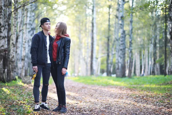 Pareja cariñosa caminando en ropa casual — Foto de Stock