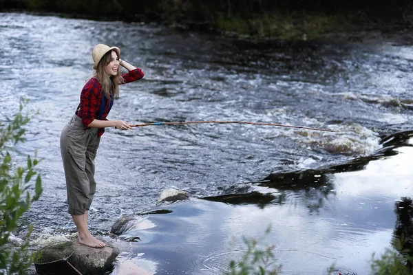 Dívka u řeky s rybářským prutem — Stock fotografie