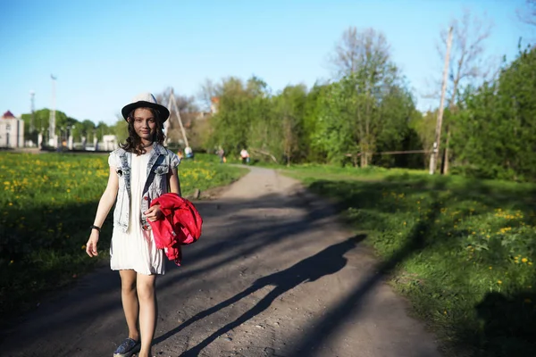 Menina no parque na primavera — Fotografia de Stock