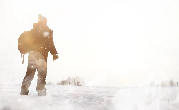 Een man op een wandeling. Winter landschap. Toerist in de winter reis. — Stockfoto