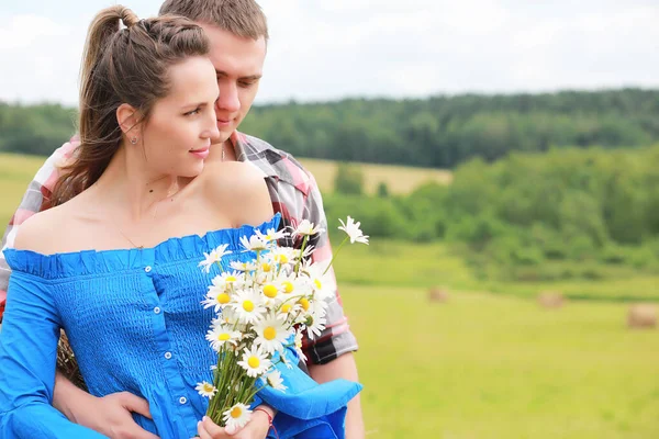 Couple in love in a field at sunset — Stock Photo, Image