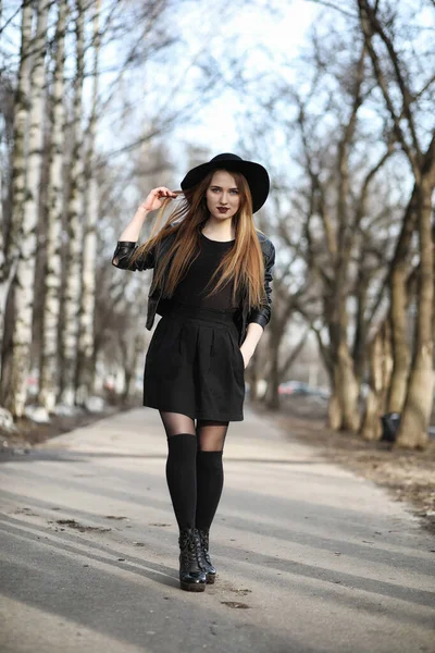 Jeune belle fille dans un chapeau et avec un maquillage sombre à l'extérieur. G — Photo