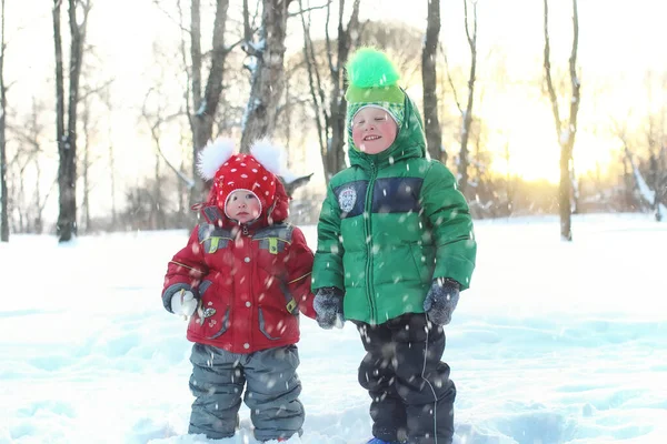 Bambini Nel Parco Inverno Neve Piovana — Foto Stock