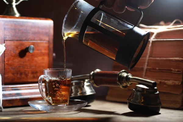 Cervejando chá em uma mesa de madeira — Fotografia de Stock