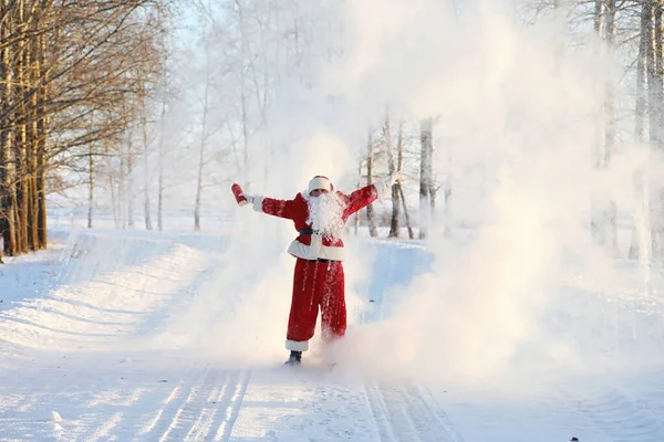 Père Noël dans le champ d'hiver. Santa brouillard magique marche le long de la th — Photo