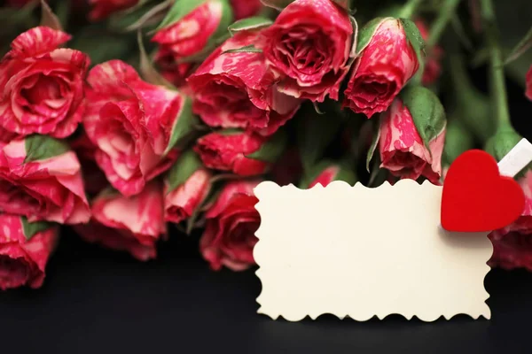 Bouquet di rose rosse su sfondo nero opaco — Foto Stock