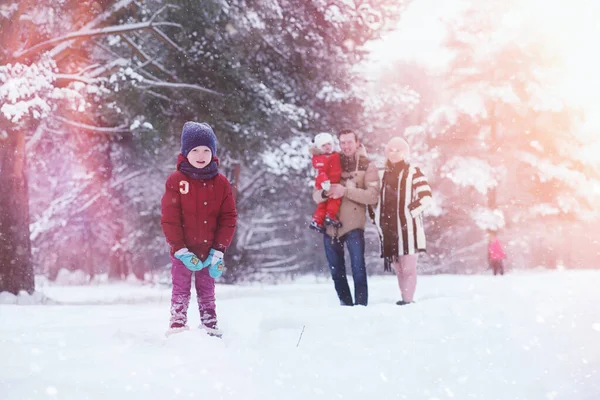 Une jeune famille avec enfants se promène dans le parc d'hiver. Winte — Photo