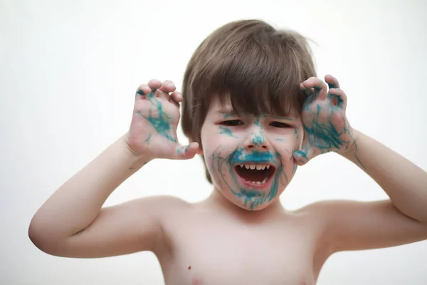 Een kind dat zijn gezicht met kleuren geschilderd — Stockfoto