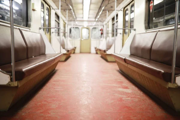 U-Bahn-Wagen mit leeren Sitzen. Leere U-Bahn. — Stockfoto