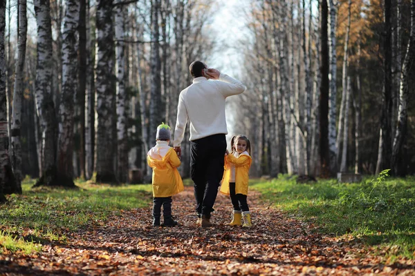 Les enfants marchent dans le parc d'automne — Photo