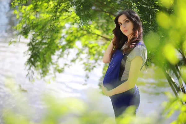 Mujer Embarazada Paseo Por Parque — Foto de Stock