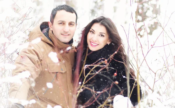 Un jeune couple amoureux en promenade — Photo