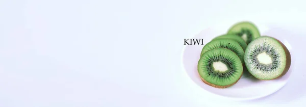 Sebuah buah kiwi diiris pada latar belakang putih — Stok Foto