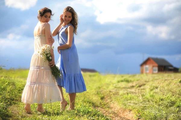 Chicas jóvenes están caminando en el campo — Foto de Stock